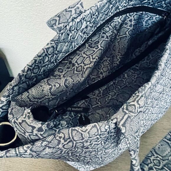 Simply Southern Gray Python Snake Tote Bag - Picture 7 of 10
